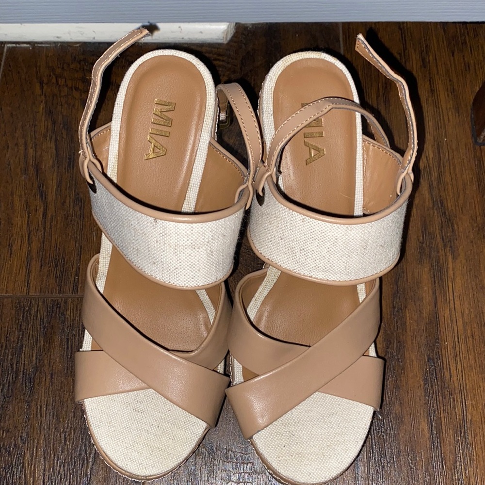 Mia beige linen & tan leather wedges
